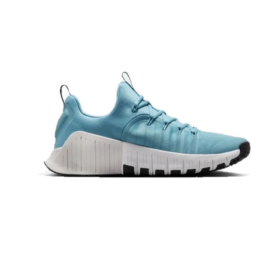 Zapatilla Nike Metcon Free para hombre en color azul claro con suela blanca y detalles en negro, vista lateral exterior que resalta el diseño moderno y la estructura de soporte del talón