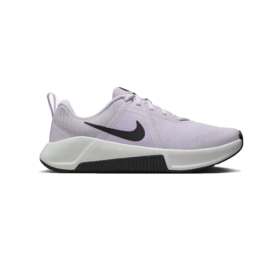 Nike MC Trainer 3 Mujer – vista lateral exterior con diseño estilizado.