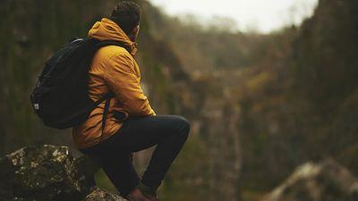 Hombre en el monte con ropa de trekking