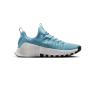Zapatilla Nike Metcon Free para hombre en color azul claro con suela blanca y detalles en negro, vista lateral exterior que resalta el diseño moderno y la estructura de soporte del talón