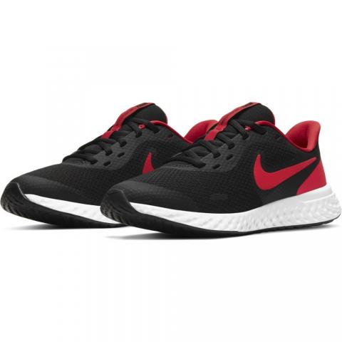 Zapatilla de running - Junior - Nike Revolution 5 NegroRojo - BQ5671-017 |  ferrersport.com | Tienda online de deportes