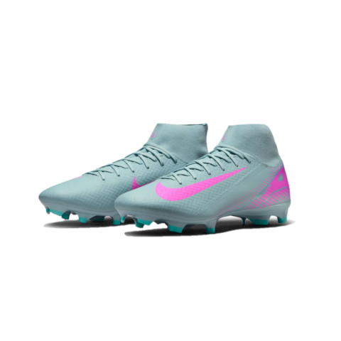 Vista en ángulo de las botas de fútbol Nike Mercurial Superfly 10 Academy MG, con textura NikeSkin y suela MG con tacos estratégicos.