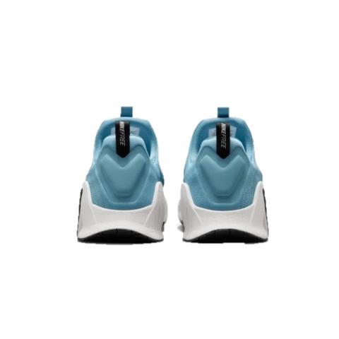 Vista trasera de la zapatilla Nike Metcon Free en azul claro, con tiradores en el talón y diseño envolvente que proporciona sujeción y estabilidad en la parte posterior del pie