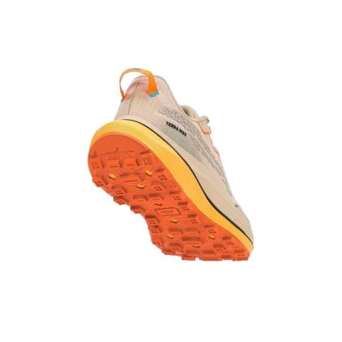 Parte inferior de las Atom Terra Max Nitro Sand, con diseño de tacos para mejor tracción.