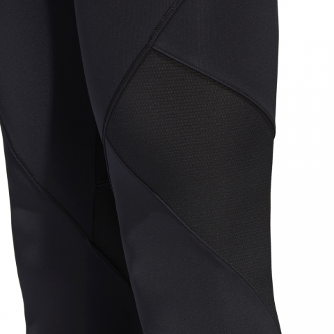 CV7800_APP_on-model_detail-2_white