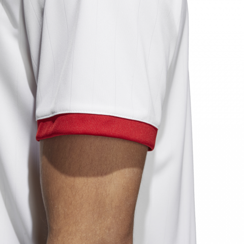 CE1717_APP_on-model_detail-3_white
