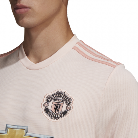 CG0038_APP_on-model_detail-1_white