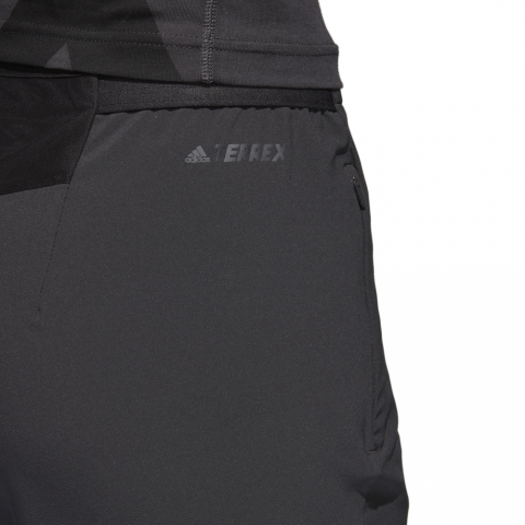 CG0095_APP_on-model_detail-1_white