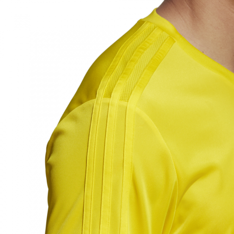 CG0357_APP_on-model_detail-3_white