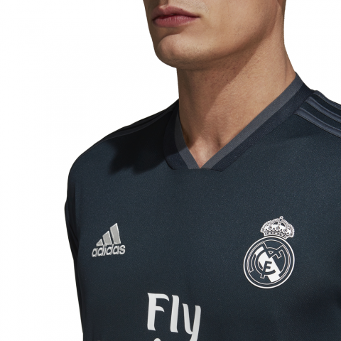 CG0584_APP_on-model_detail-1_white