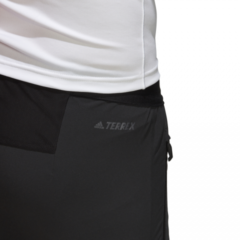 CG2474_APP_on-model_detail-3_white
