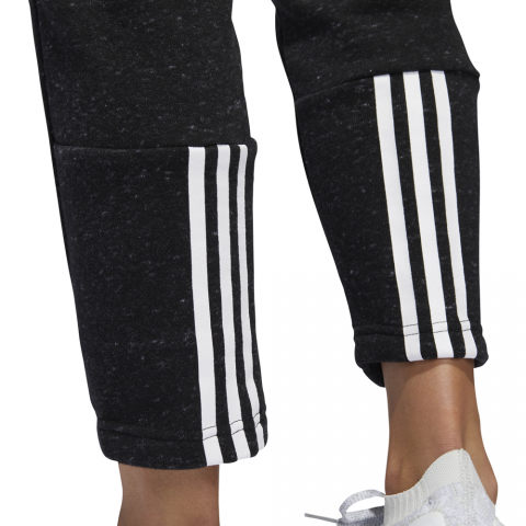 CW2251_APP_on-model_detail-3_white