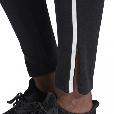 CW5746_APP_on-model_detail-3_white