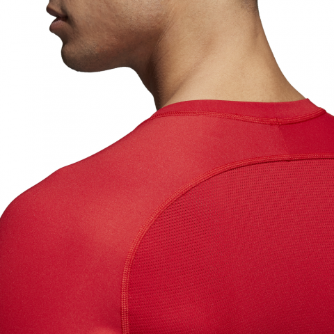 CW9490_APP_on-model_detail-2_white