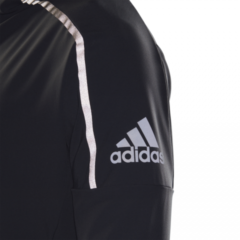 CY5483_APP_on-model_detail-3_white