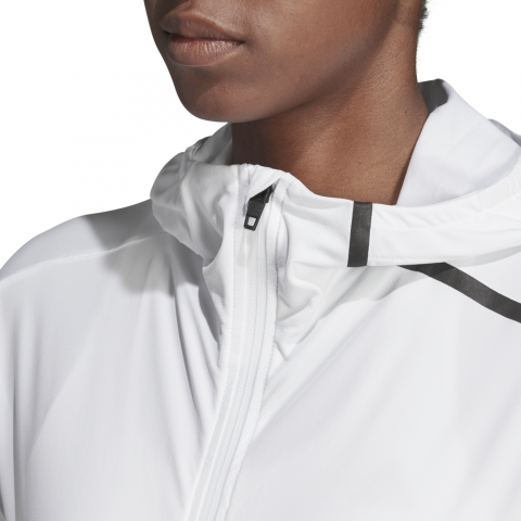 CY5511_APP_on-model_detail-1_white
