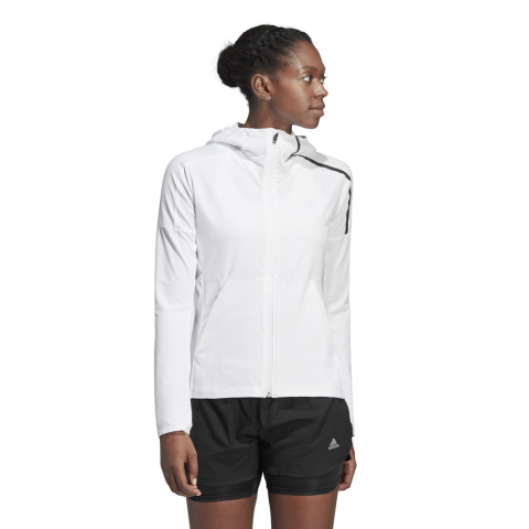 CY5511_APP_on-model_standard_white