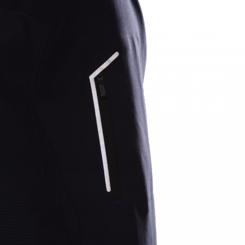 CY8700_APP_on-model_detail-3_white