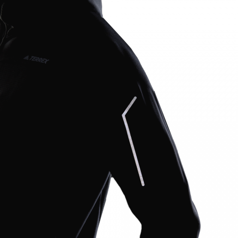 CY8702_APP_on-model_detail-3_white