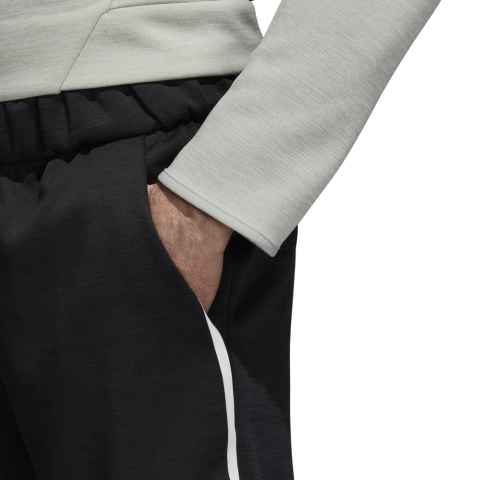 CY9897_APP_on-model_detail-1_white