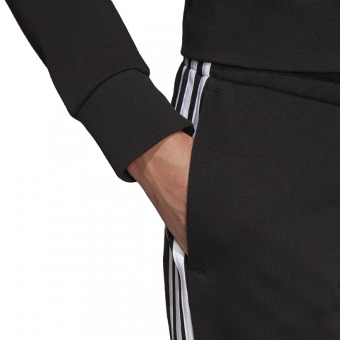 DP2373_APP_on-model_detail-1_white