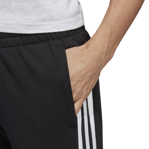 DP2415_APP_on-model_detail-1_white