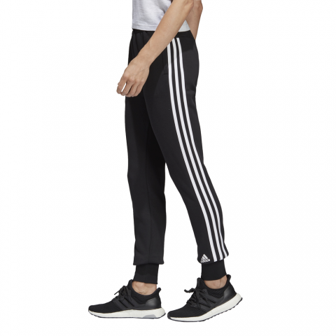 DP2415_APP_on-model_side_white