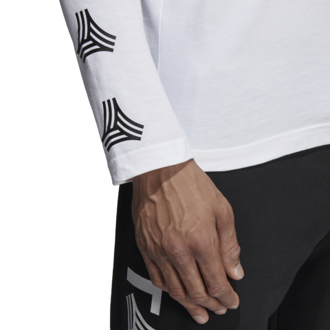 DP2688_APP_on-model_detail-2_white