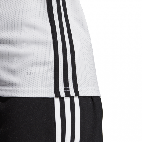 DP3188_APP_on-model_detail-2_white