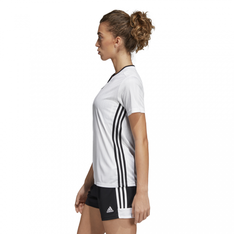 DP3188_APP_on-model_side_white