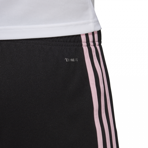 DP3250_APP_on-model_detail-2_white