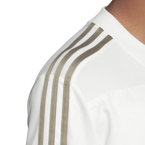 DP3820_APP_on-model_detail-3_white