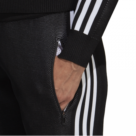 DP3913_APP_on-model_detail-1_white