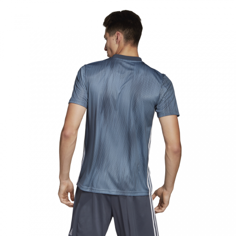DP5449_APP_on-model_back_white