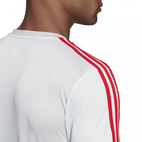 DP6831_APP_on-model_detail-3_white