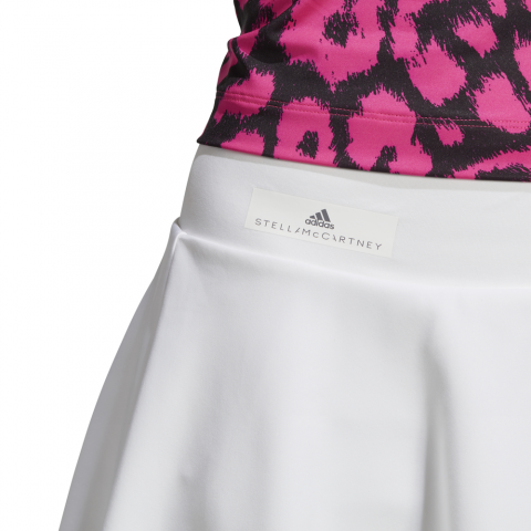DQ1602_APP_on-model_detail-1_white
