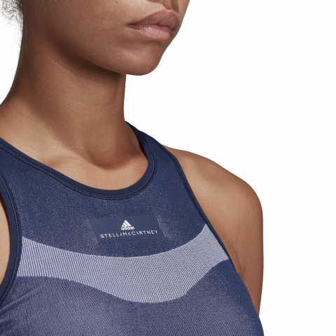 DQ1604_APP_on-model_detail-1_white