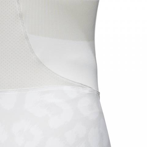 DQ1605_APP_on-model_detail-3_white