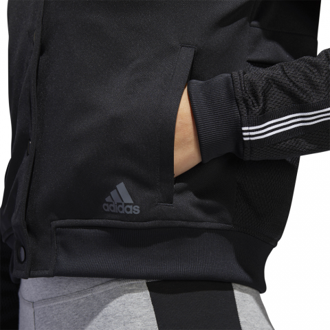 DQ2888_APP_on-model_detail-2_white