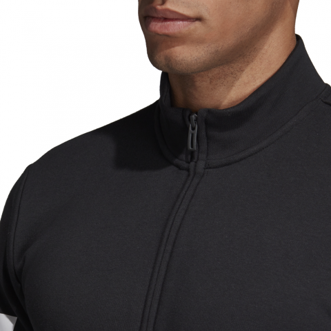DQ3064_APP_on-model_detail-1_white