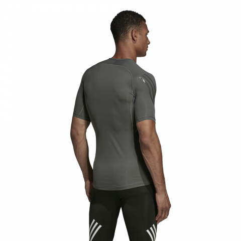DQ3564_APP_on-model_back_white