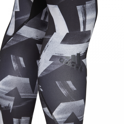DS8702_APP_on-model_detail-3_white
