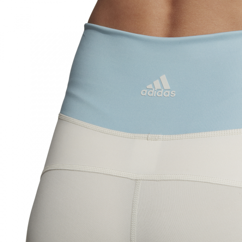 DS8709_APP_on-model_detail-1_white