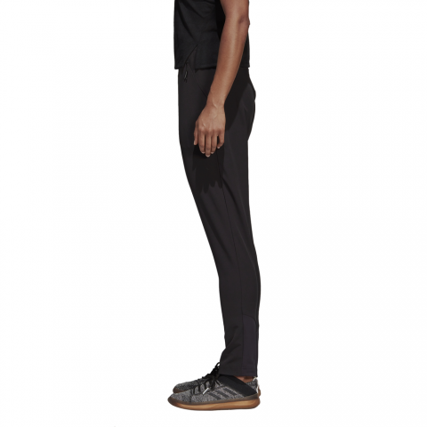 DS8726_APP_on-model_side_white
