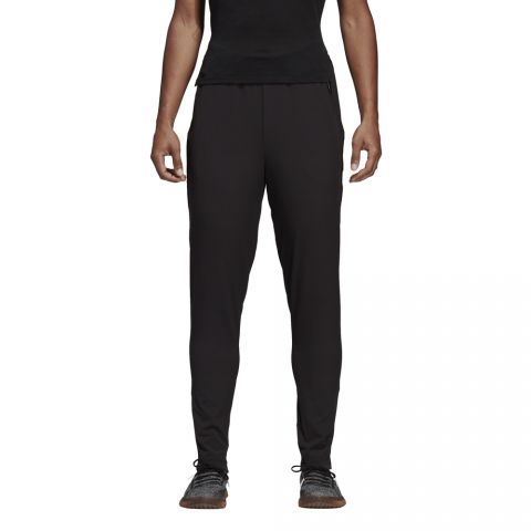 DS8726_APP_on-model_standard_white