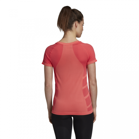 DS8832_APP_on-model_back_white