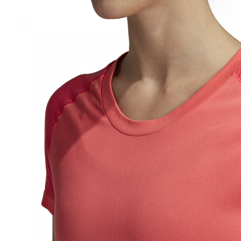 DS8832_APP_on-model_detail-1_white
