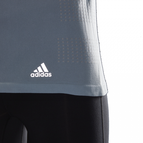 DS8839_APP_on-model_detail-3_white