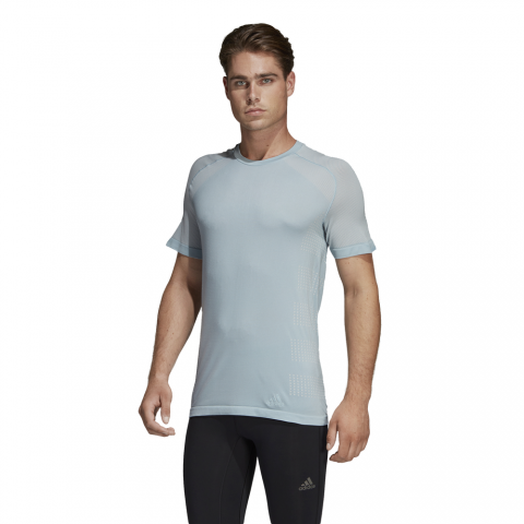 DS8839_APP_on-model_standard_white