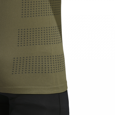 DS8842_APP_on-model_detail-1_white